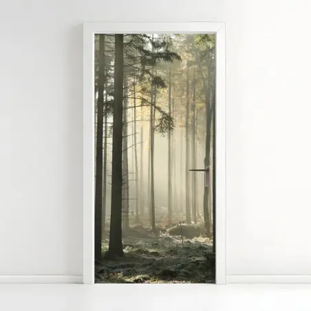 Türaufkleber nebliger morgenwald mit sonnenstrahlen – Pixers®