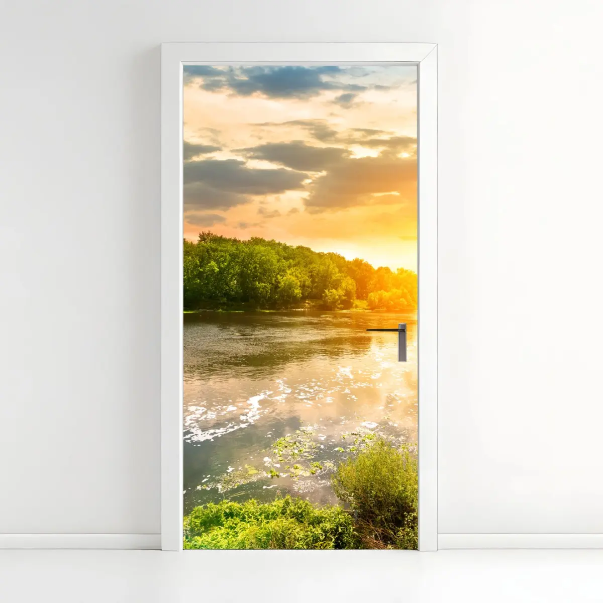 Türaufkleber ruhiger sonnenuntergang am fluss im grünen wald – Pixers®