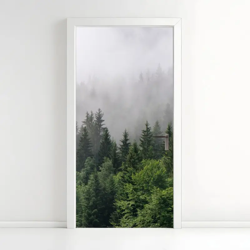 Türaufkleber nebliger immergrüner wald panorama