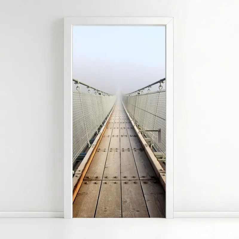 Türaufkleber neblige hängebrücke die in den nebel führt