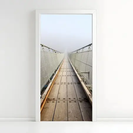 Türaufkleber neblige hängebrücke die in den nebel führt – Pixers®