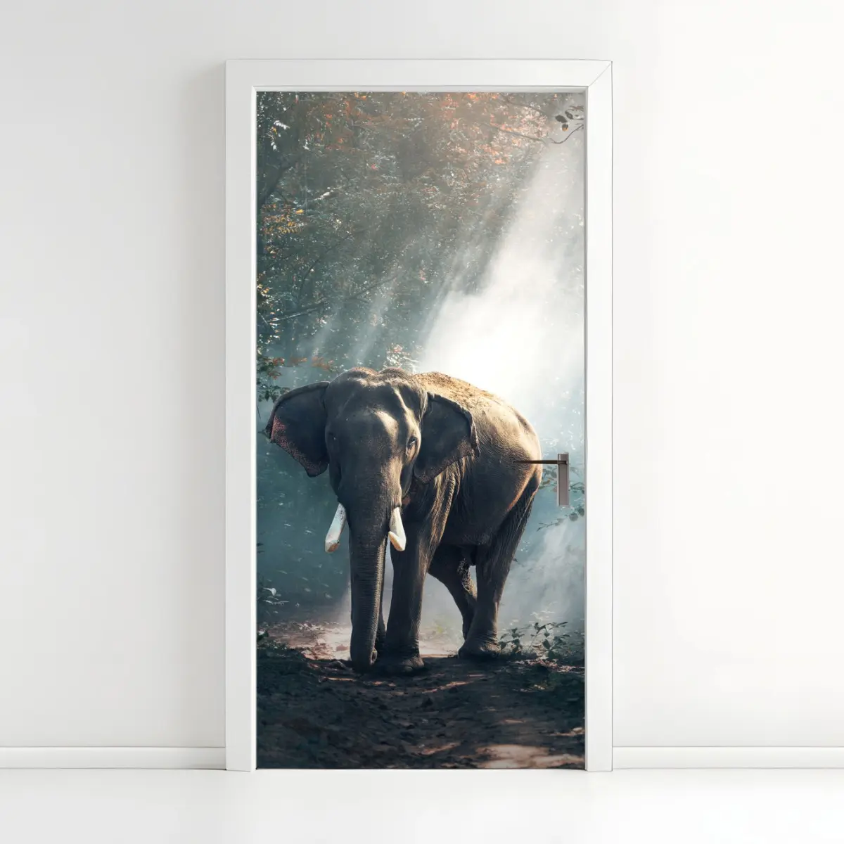 Türaufkleber majestätischer elefant im sonnenlichtdurchfluteten wald – Pixers®