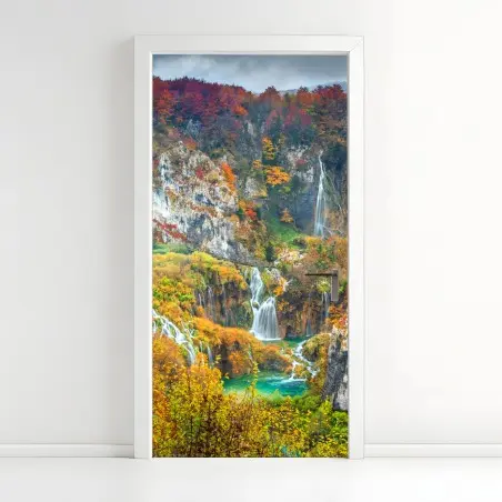 Türaufkleber herbstliche wasserfälle in einem farbenfrohen wald – Pixers®