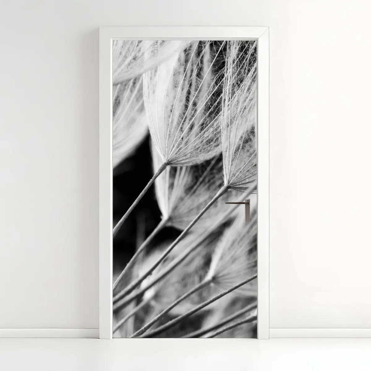 Türaufkleber zarte nahaufnahme von löwenzahnsamen in monochrom – Pixers®