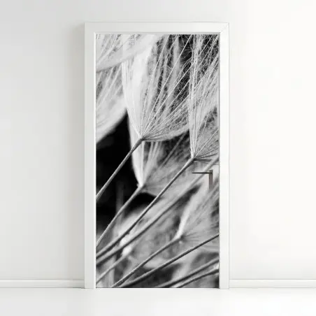 Türaufkleber zarte nahaufnahme von löwenzahnsamen in monochrom – Pixers®