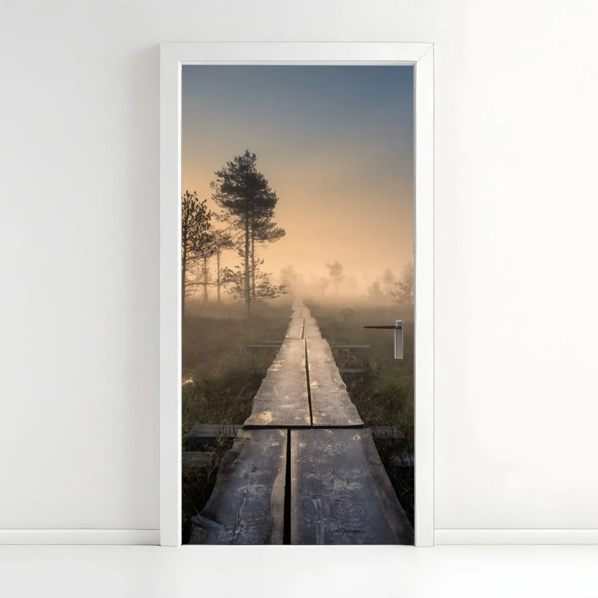 Türaufkleber nebliger sonnenaufgang über dem holzsteg – Pixers®