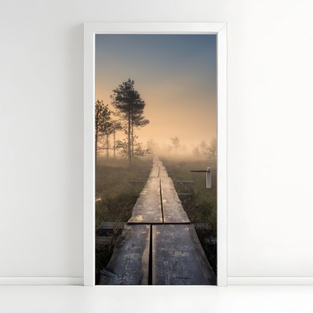 Türaufkleber nebliger sonnenaufgang über dem holzsteg – Pixers®
