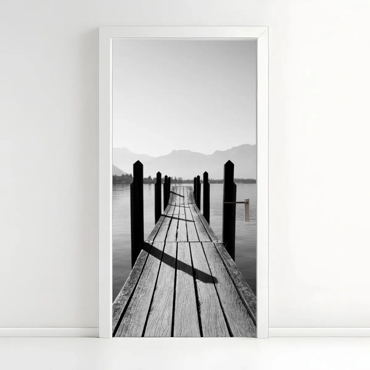 Türaufkleber ruhiger steg am see in schwarzweiß – Pixers®