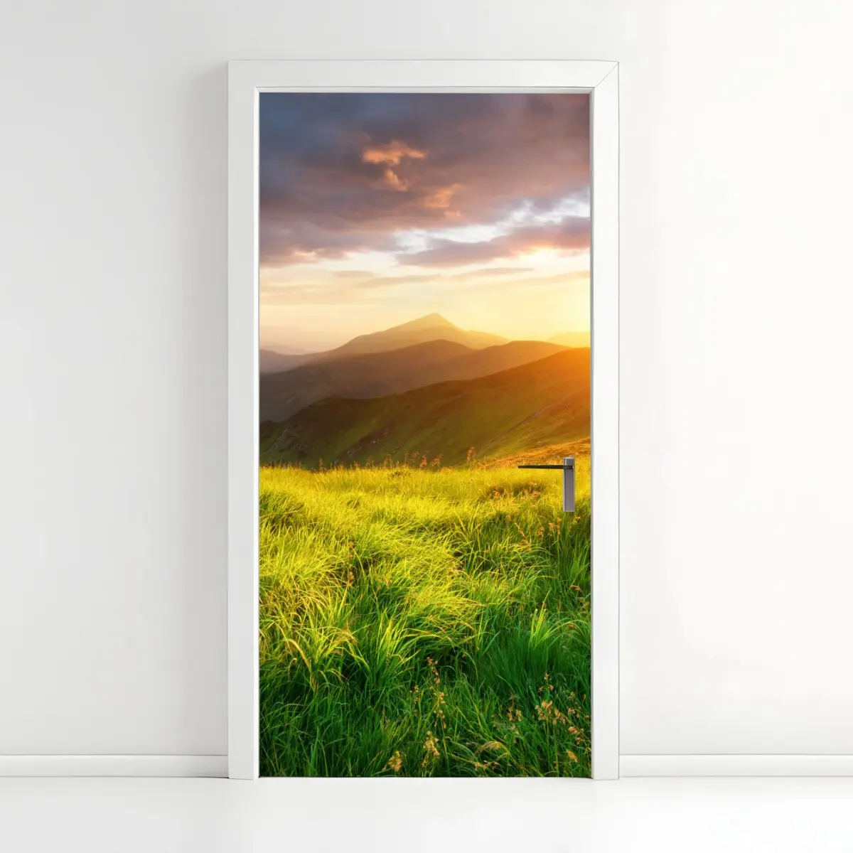 Türaufkleber sonnige bergwiese bei sonnenaufgang – Pixers®
