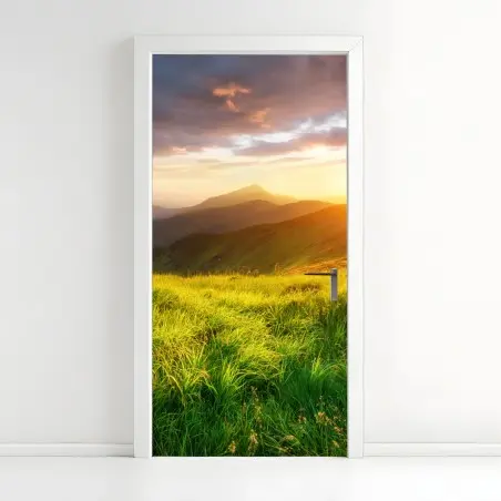 Türaufkleber sonnige bergwiese bei sonnenaufgang – Pixers®