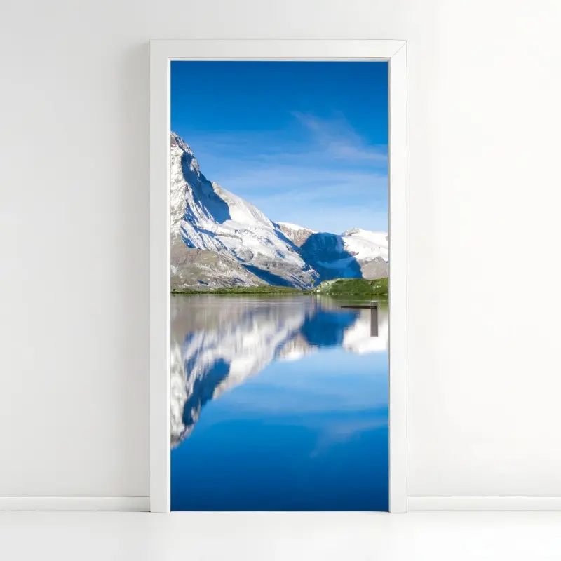 Türaufkleber majestätische bergspiegelung über alpensee