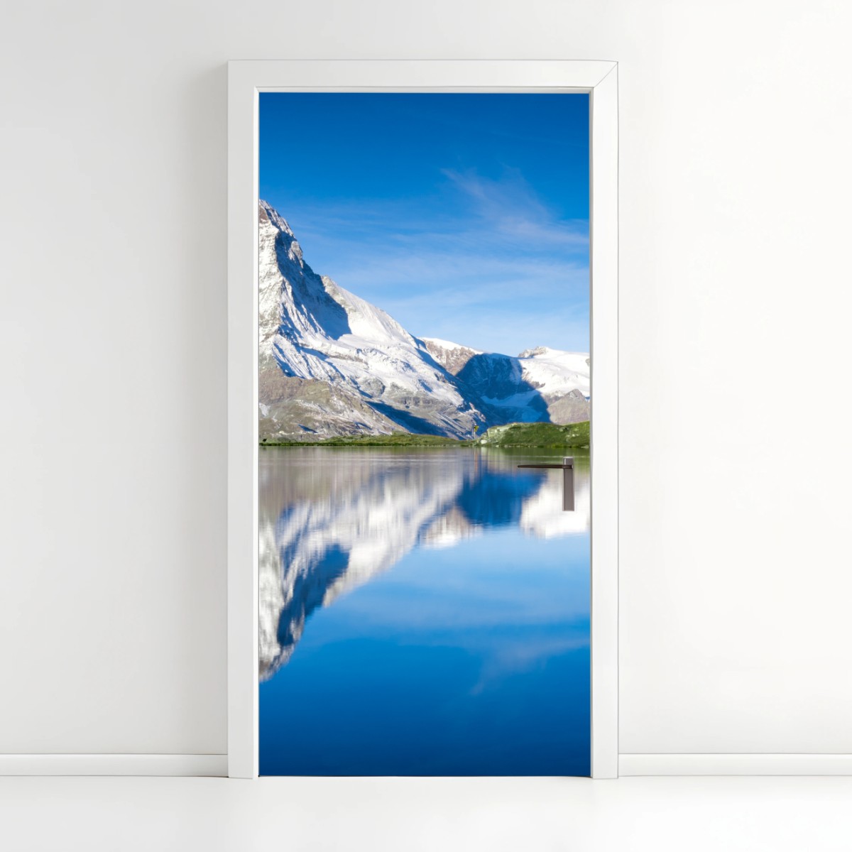 Türaufkleber majestätische bergspiegelung über alpensee – Pixers®