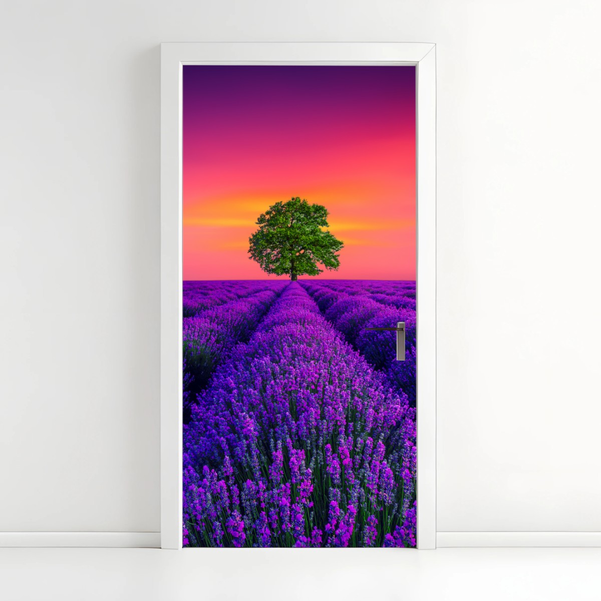 Türaufkleber lavendelfeld bei sonnenuntergang mit einsamem baum – Pixers®