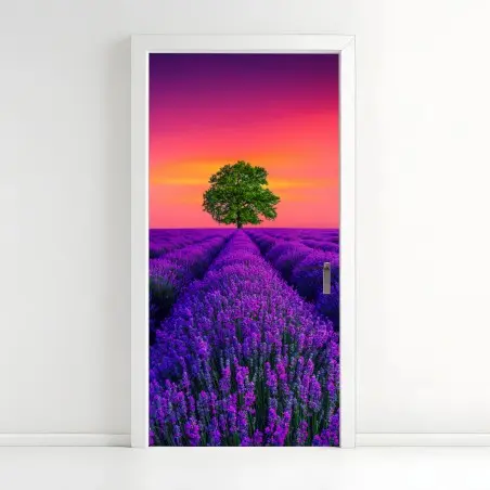 Türaufkleber lavendelfeld bei sonnenuntergang mit einsamem baum – Pixers®