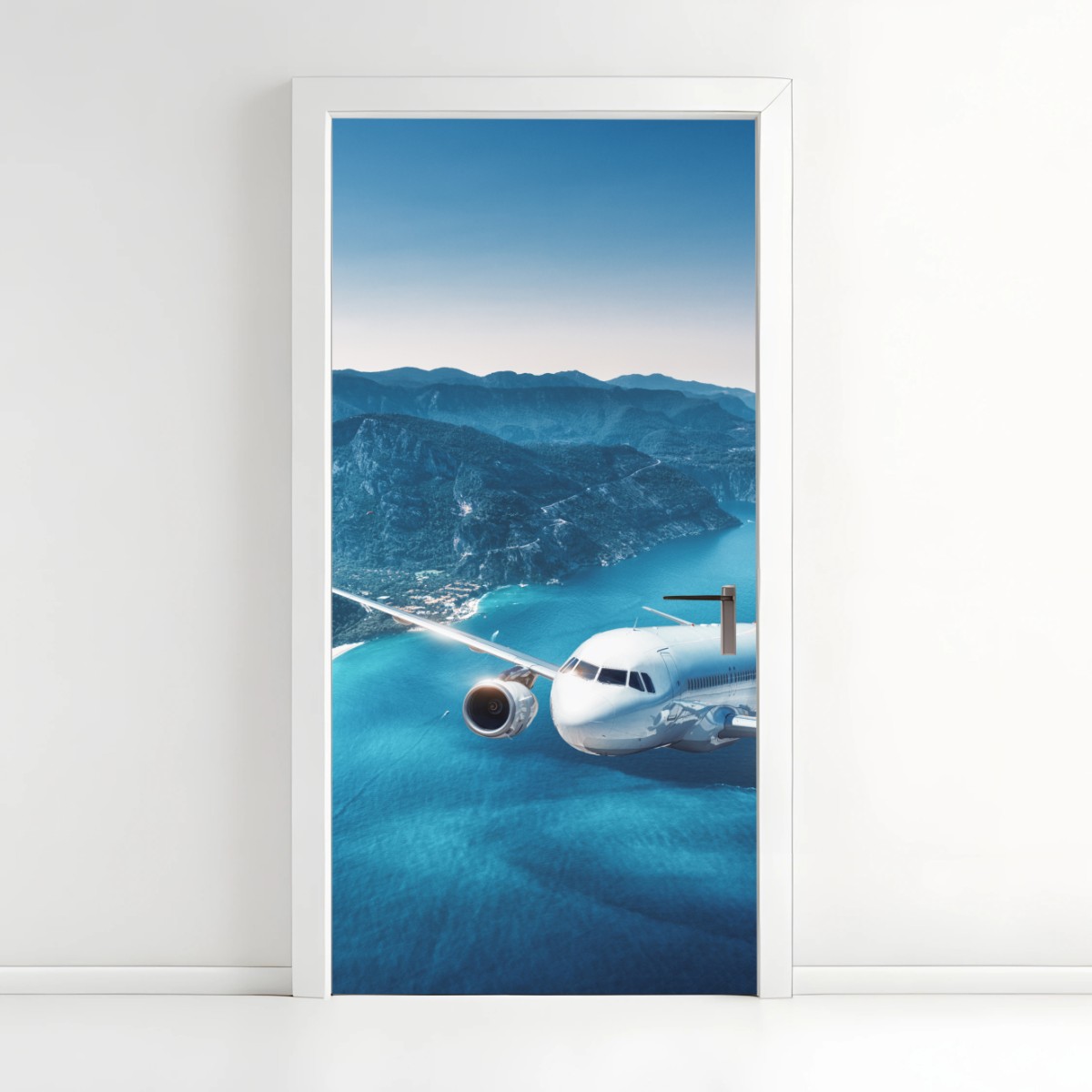 Türaufkleber küstenflug über türkisblauem meer – Pixers®