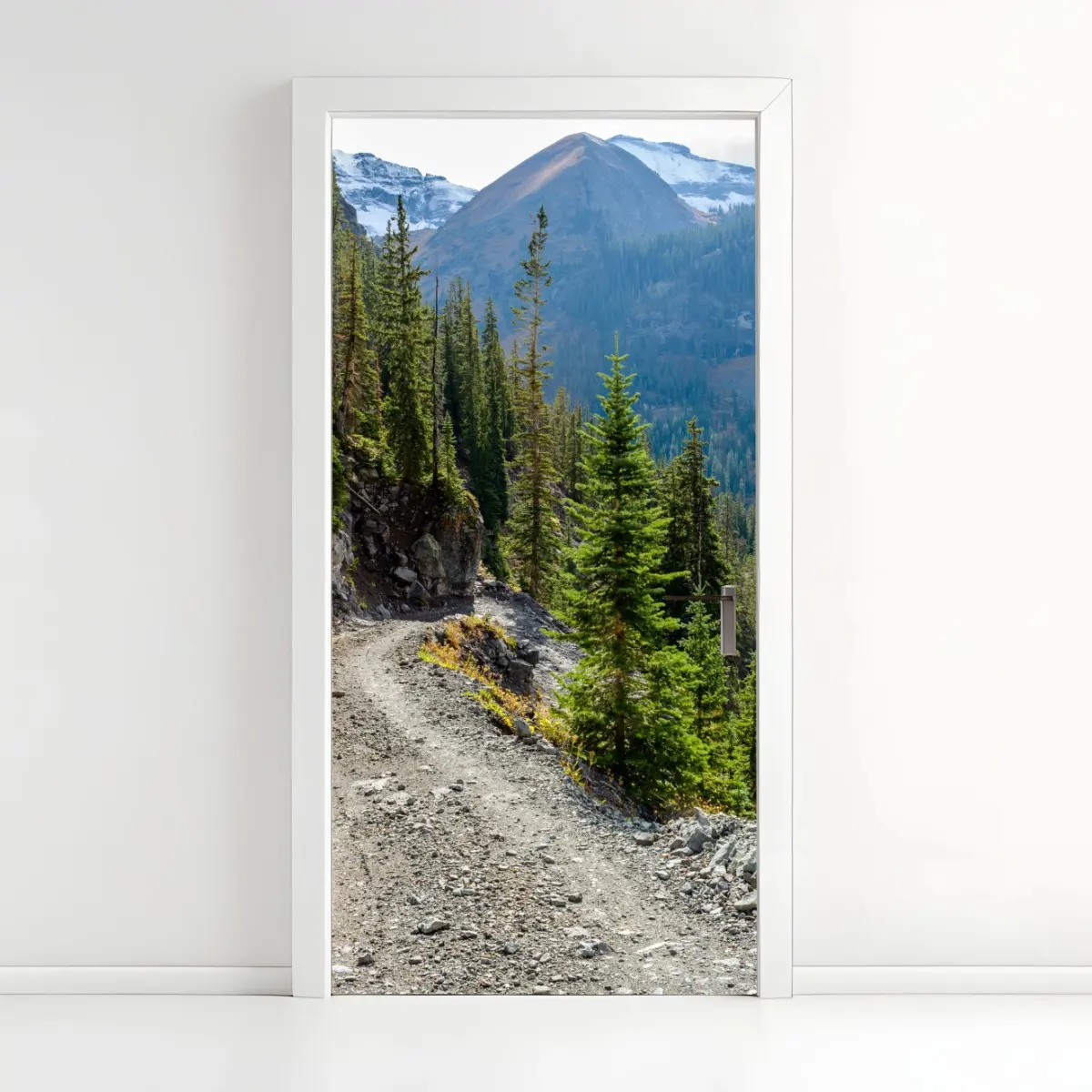 Türaufkleber bergpfad durch alpinen wald – Pixers®