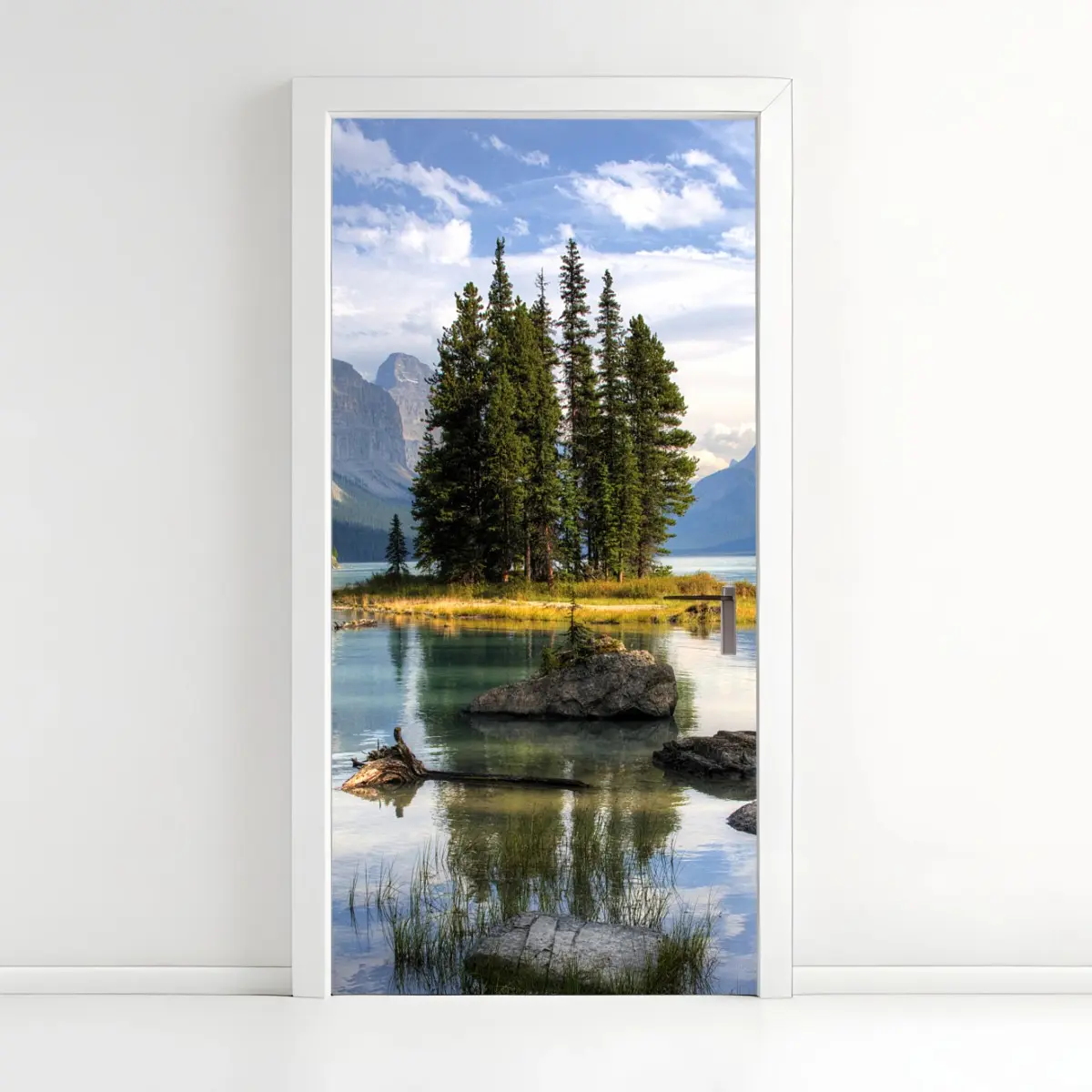 Türaufkleber ruhiger alpensee mit insel und bergen – Pixers®
