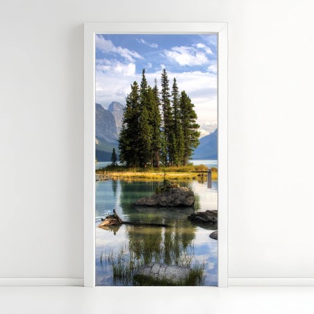 Türaufkleber ruhiger alpensee mit insel und bergen – Pixers®