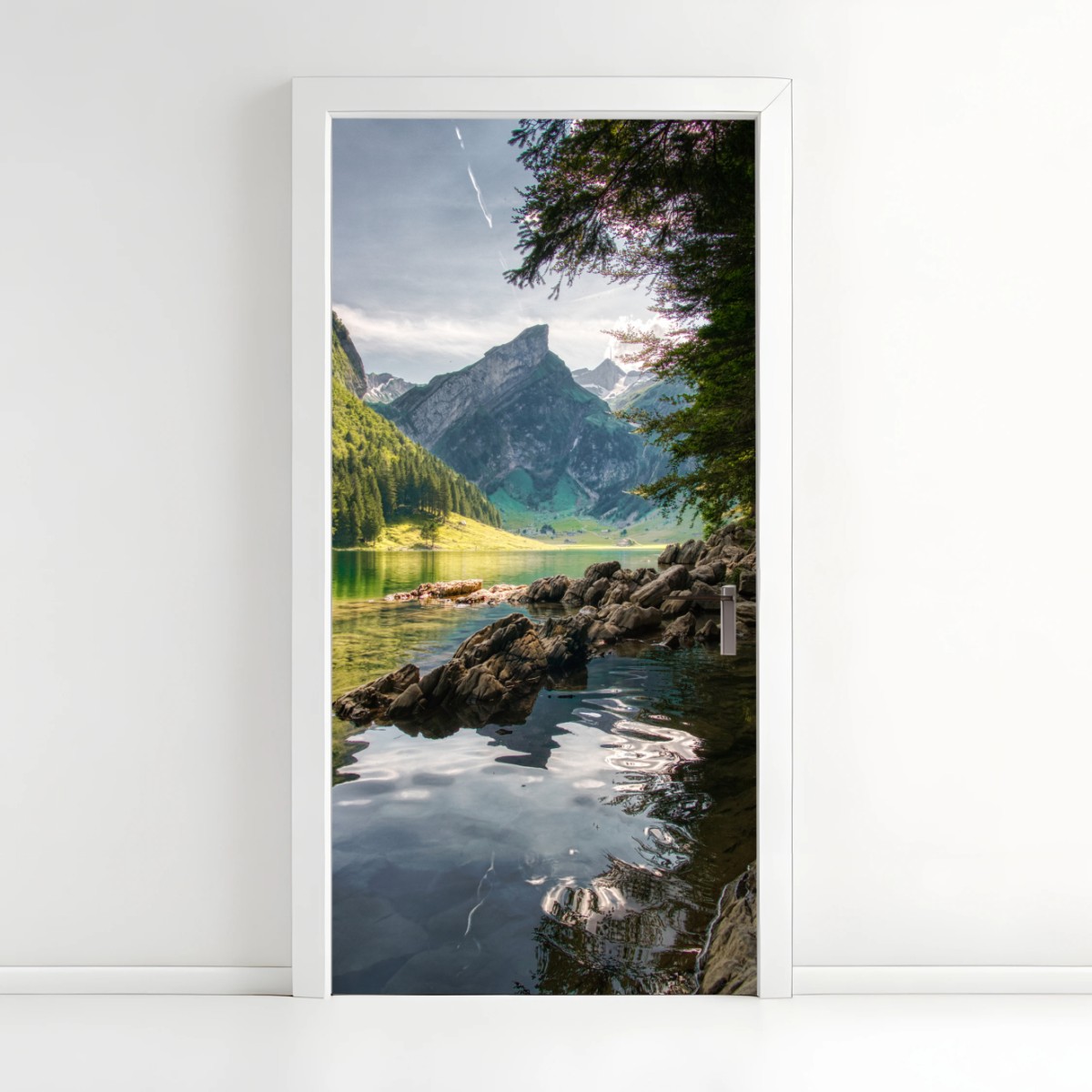 Türaufkleber ruhiger bergsee mit spiegelungen im wald – Pixers®