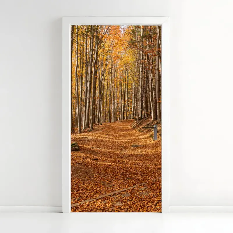 Türaufkleber herbstlicher waldweg mit goldenen blättern