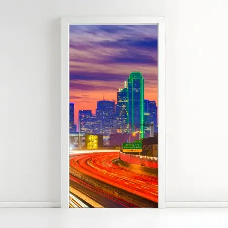 Türaufkleber panorama von Dallas bei sonnenuntergang mit lichtspuren auf der autobahn – Pixers®