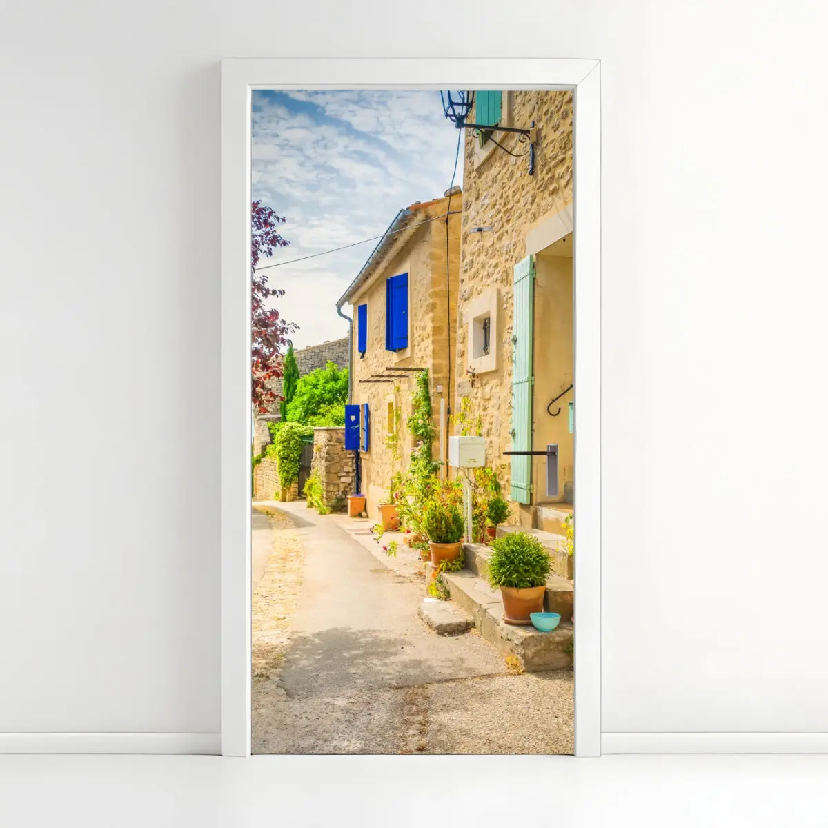 Türaufkleber sonnenbeschienene dorfstraße mit steinhäusern und bunten fensterläden – Pixers®