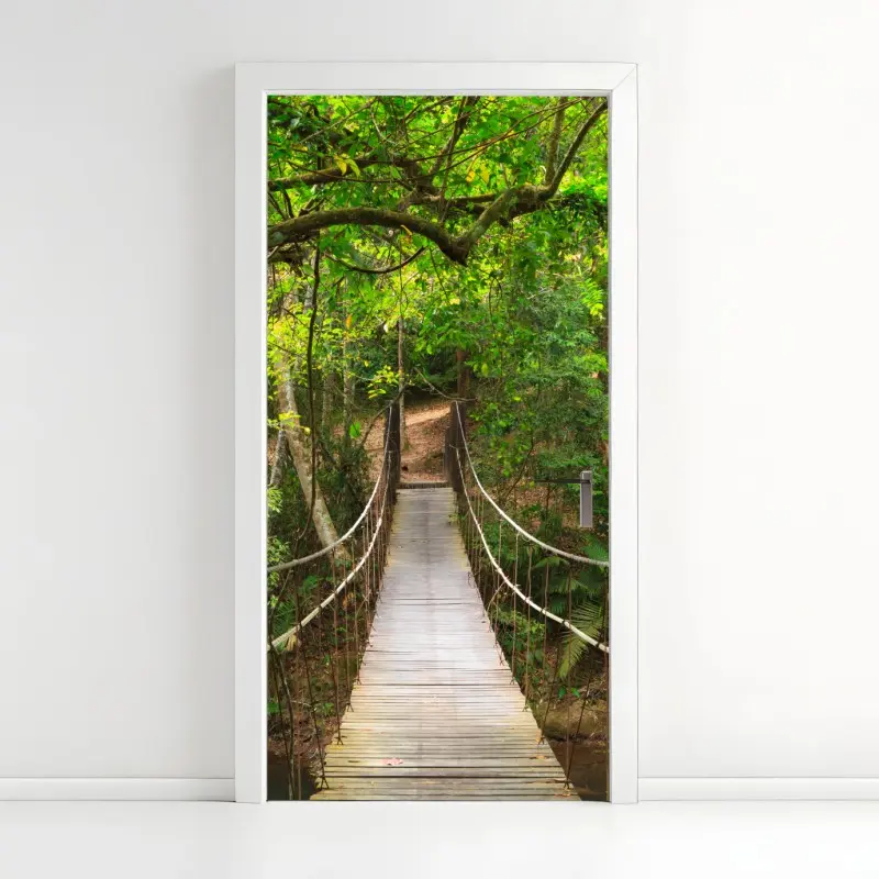 Türaufkleber hängende holzbrücke im grünen wald