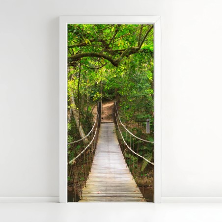 Türaufkleber hängende holzbrücke im grünen wald – Pixers®