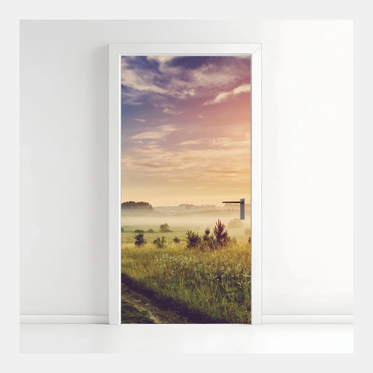 Türaufkleber nebeliger sonnenaufgang über einer ländlichen wiese – Pixers®