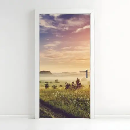 Türaufkleber nebeliger sonnenaufgang über einer ländlichen wiese – Pixers®