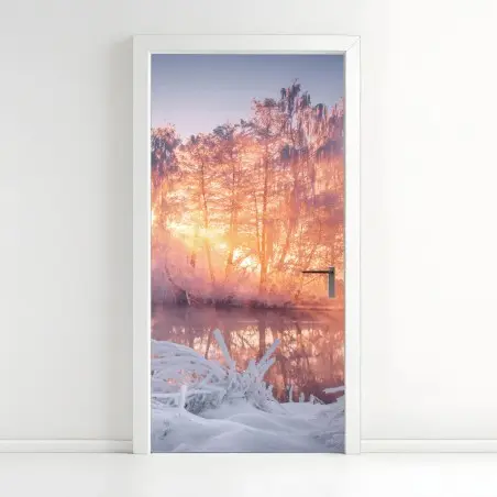 Türaufkleber winterlicher sonnenaufgang über zugefrorenem fluss – Pixers®