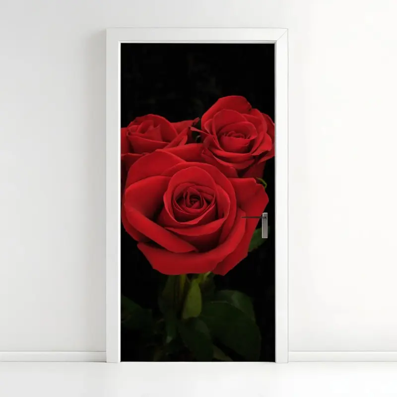 Türaufkleber rote rosen vor schwarzem hintergrund