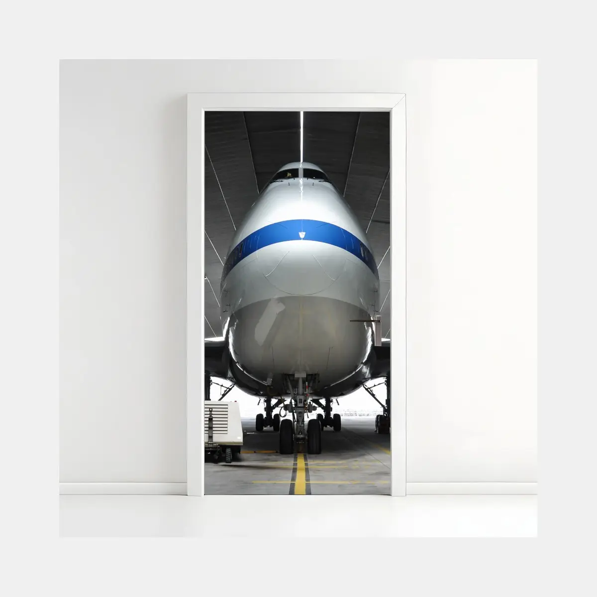 Türaufkleber frachter im hangar - frontansicht des jets – Pixers®