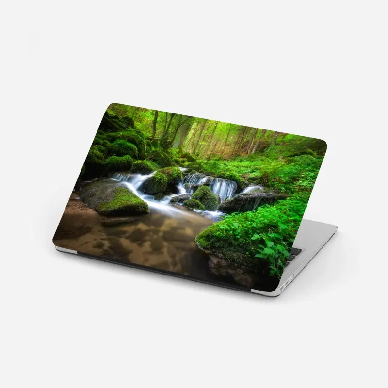 Laptop-Aufkleber ruhiger moosiger waldwasserfall