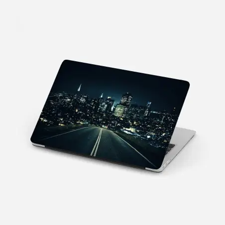 Laptop-Aufkleber straße zur beleuchteten stadtsilhouette bei nacht – Pixers®