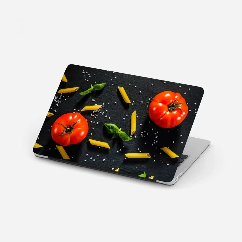 Laptop-Aufkleber tomaten und penne auf schwarzem schiefer
