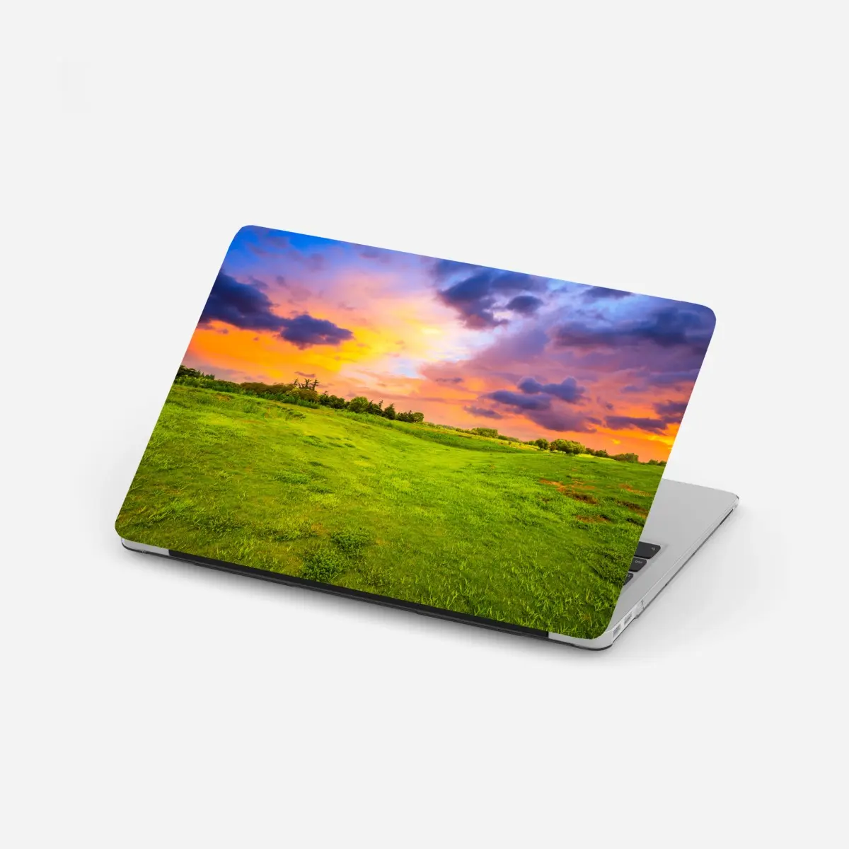 Laptop-Aufkleber sonnenuntergang über grüner wiese – Pixers®