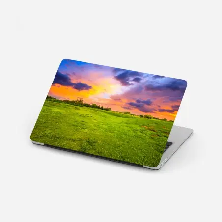 Laptop-Aufkleber sonnenuntergang über grüner wiese – Pixers®