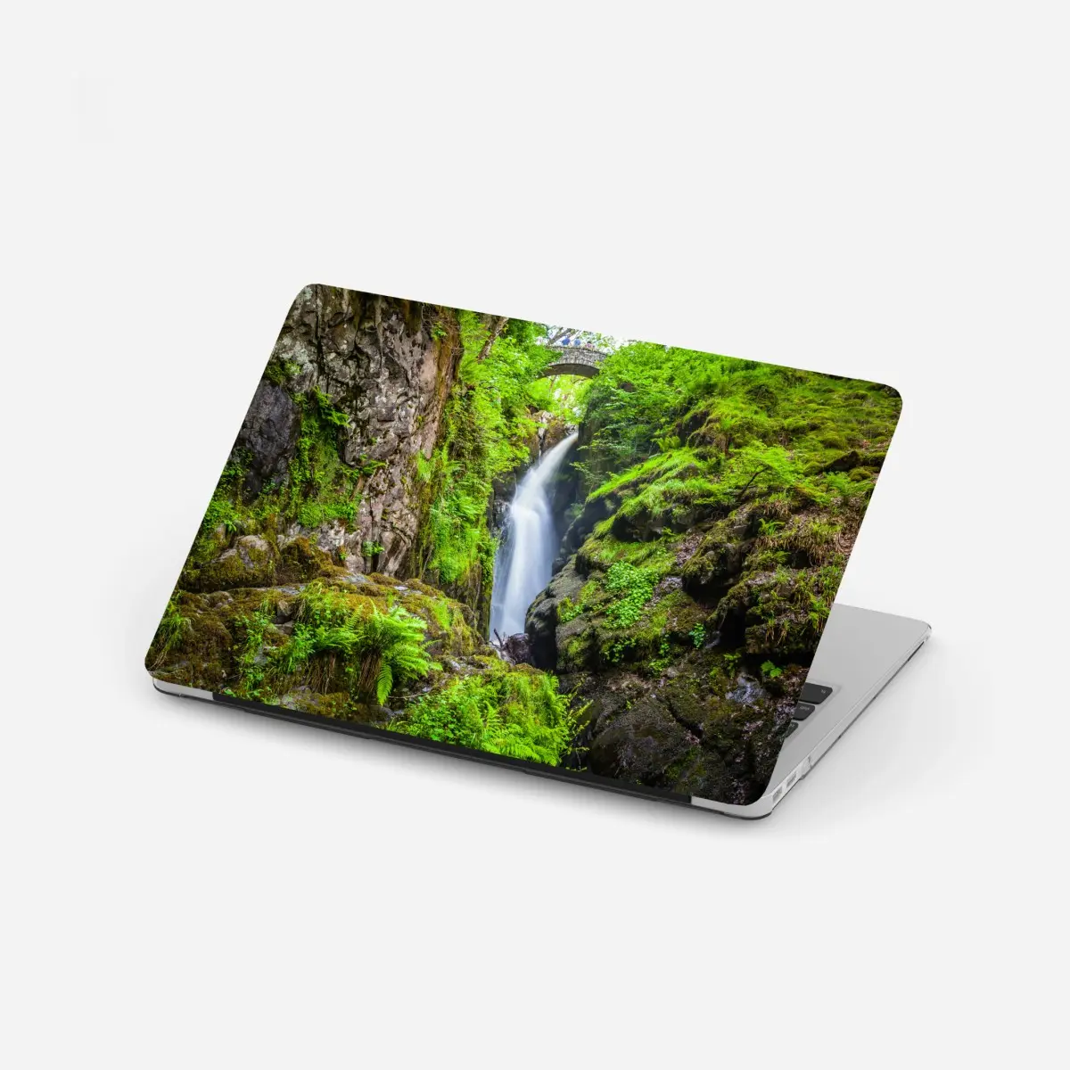 Laptop-Aufkleber wasserfall in moosiger schlucht mit steinbrücke – Pixers®