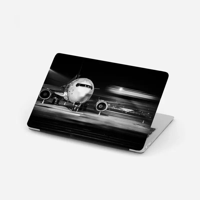 Laptop-Aufkleber monochromes jet auf dem rollfeld bei nacht