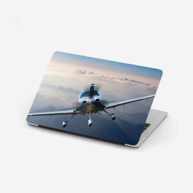 Laptop-Aufkleber silbernes propellerflugzeug über nebeligen bergen
