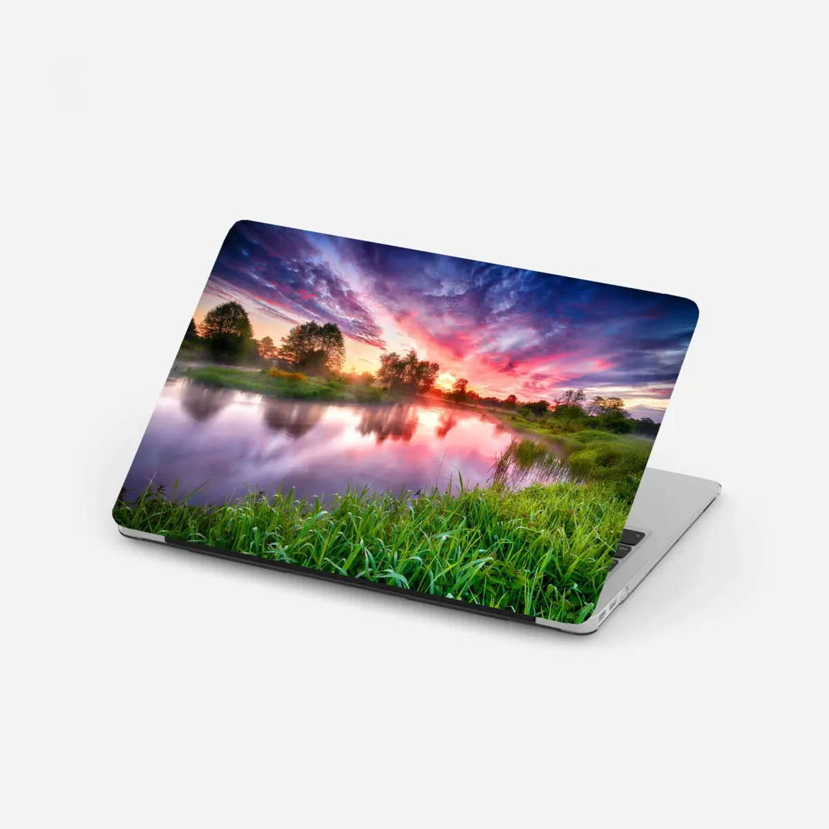 Laptop-Aufkleber ruhiger sommer sonnenaufgang am flussufer – Pixers®