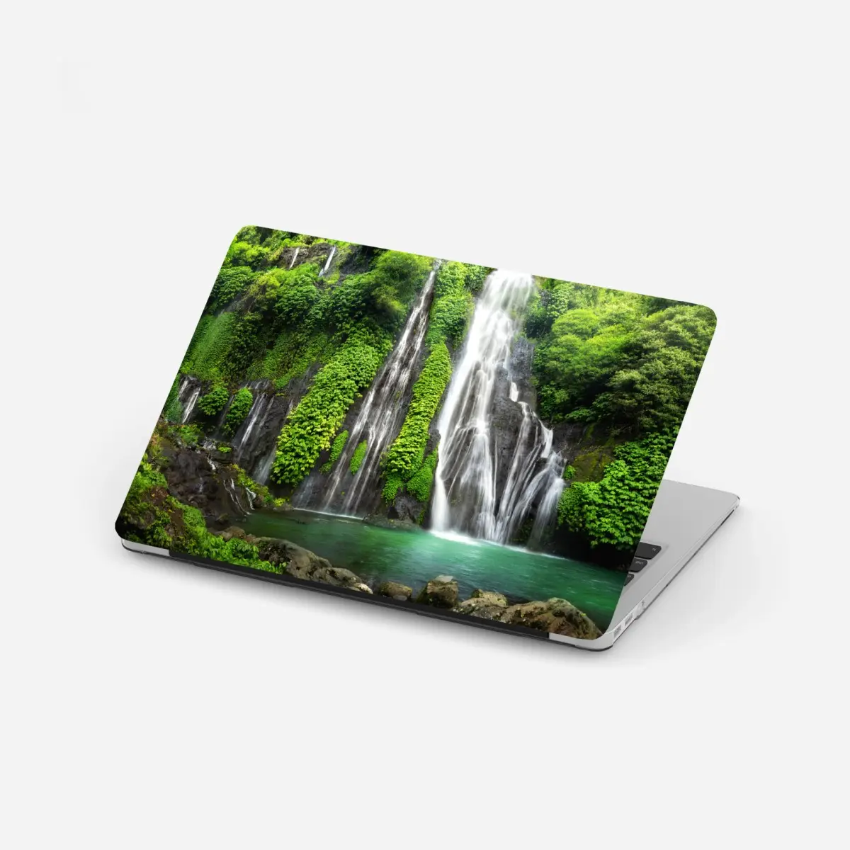 Laptop-Aufkleber ruhiger wasserfall im smaragdgrünen wald – Pixers®