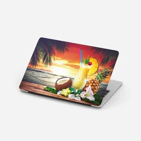 Laptop-Aufkleber tropischer kokos-ananas-cocktail am strand bei sonnenuntergang – Pixers®