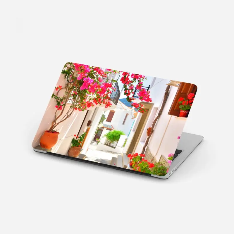 Laptop-Aufkleber sonnige mediterrane gasse mit bougainvillea