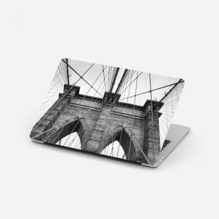 Laptop-Aufkleber perspektive der Brooklyn Bridge in monochrom – Pixers®