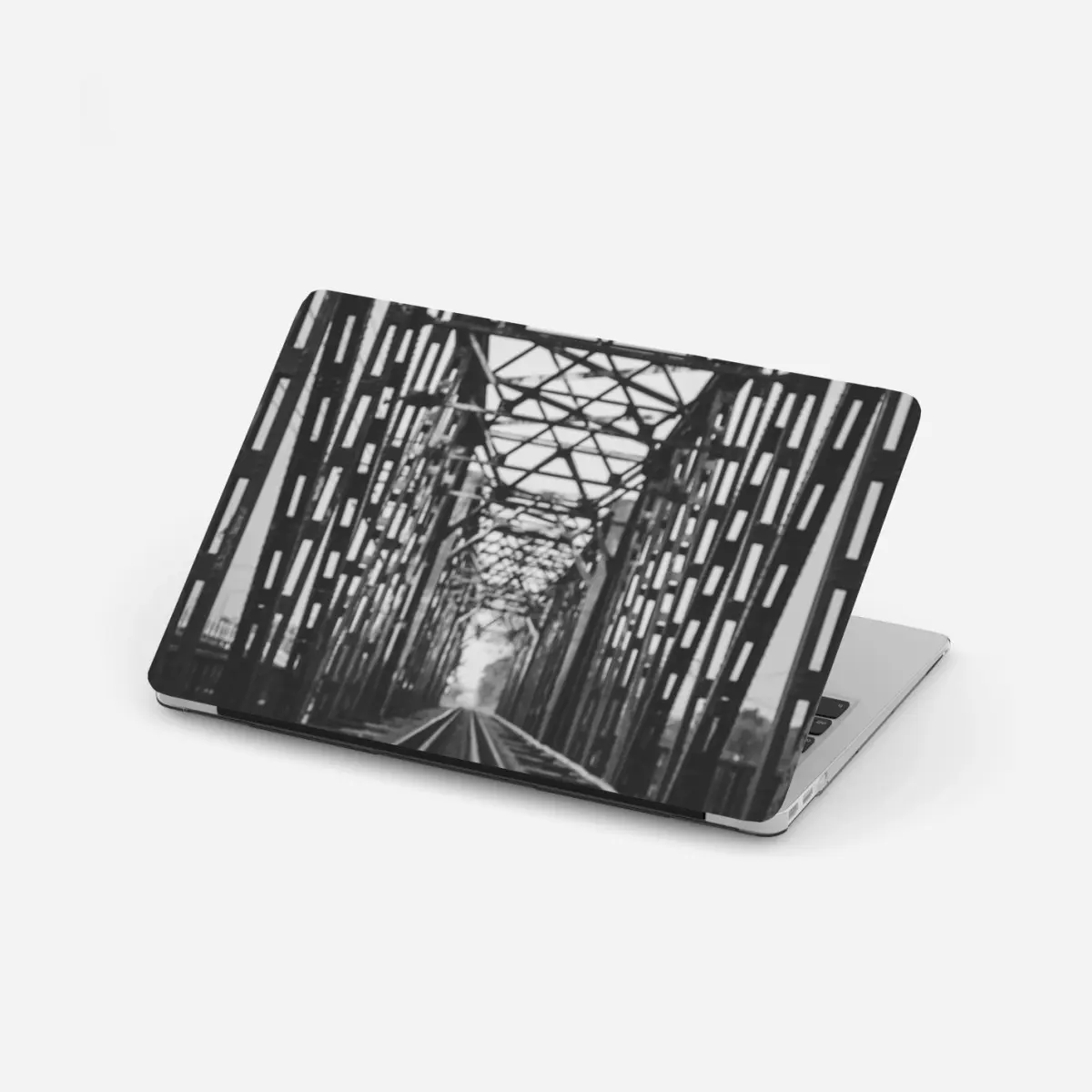 Laptop-Aufkleber alte eisenbahnbrücke in schwarzweiß – Pixers®