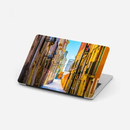 Laptop-Aufkleber sonnenbeschienene mediterrane gasse mit bunten fassaden – Pixers®