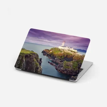 Laptop-Aufkleber lila leuchtturm an steiler küste – Pixers®