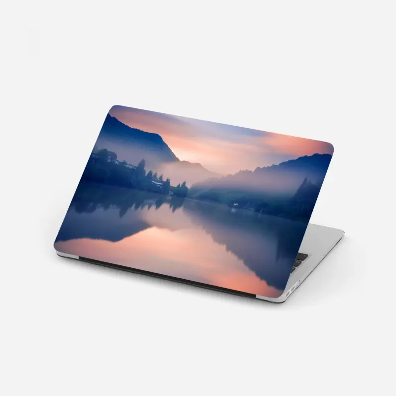 Laptop-Aufkleber nebeliger bergsee bei dämmerung